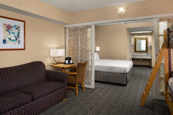 Anaheim Portofino Inn and Suites image 19